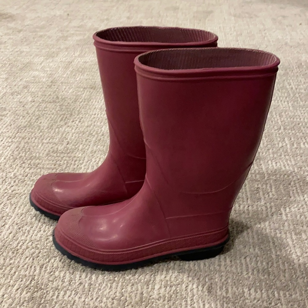 Girls rain boots size 1 - can’t find the brand. Great condition!!